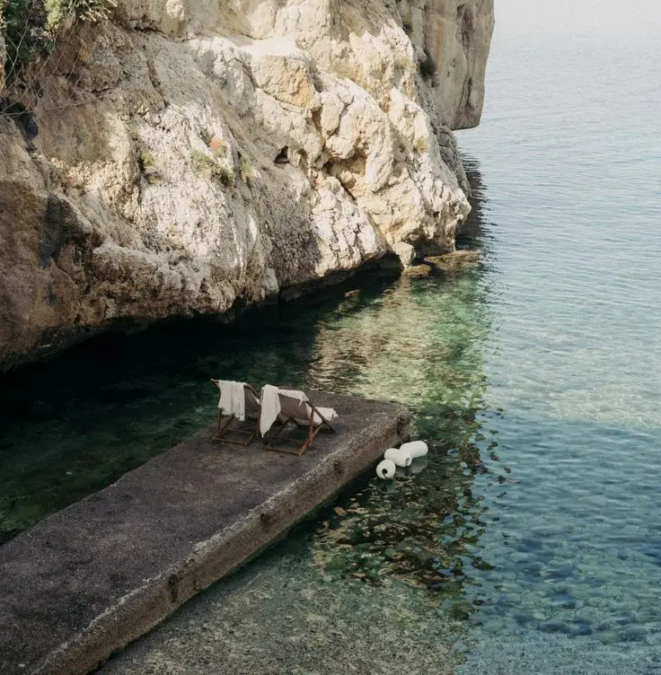 The coast, by sea